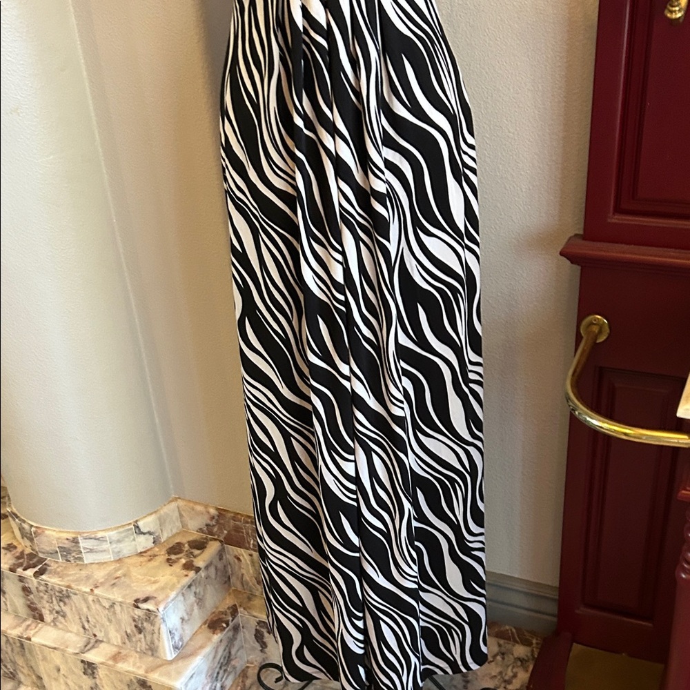Elegant Black and White Zebra Print Maxi Dress - Picture 6 of 13